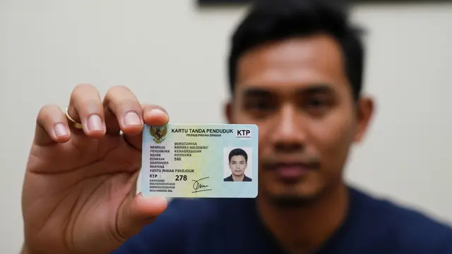Ilustrasi Pria Memegang KTP
