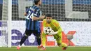 Kiper Arsenal, David Raya (kanan) mengagalkan tendangan dari pemain Atalatanta pada laga Liga Europa 2023/2024 di Atleti Azzurri d'Italia stadium, Bergamo, Italia, Jumat (20/09/2024) WIB. (AP Photo/Antonio Calanni)
