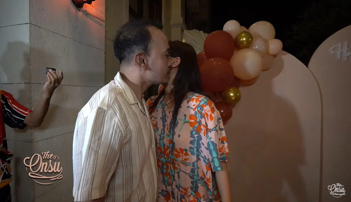 Sarwendah mengucapkan selamat ulang tahun untuk sang suami dan memberi ciuman. (Foto: YouTube/ The Onsu Family)