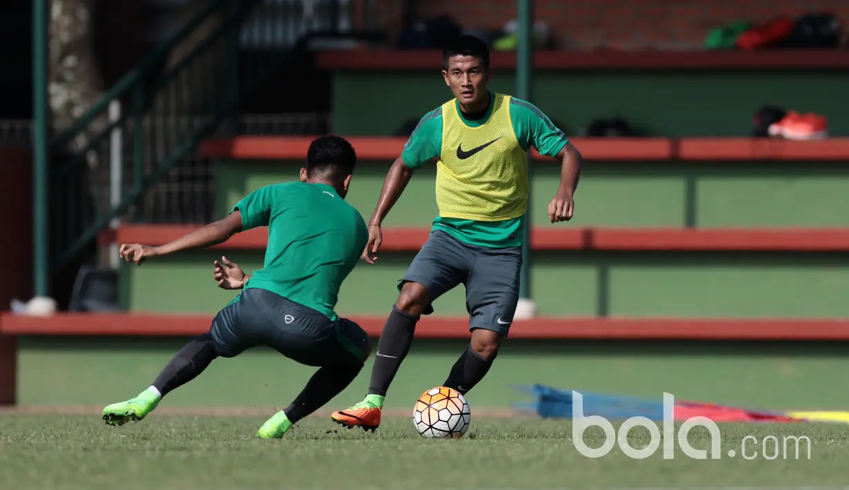 Aksi Pemain Timnas U-22, Putu Gede mengecoh rekannya pada sesi latihan di Lapangan Sekolah Pelita Harapan, Karawaci, Jumat (17/3/2017). Timnas U-22 mempersiapkan diri melawan Myanmar pada laga persahabatan 21 Maret 2017. (Bola.com/Nicklas Hanoatubun)