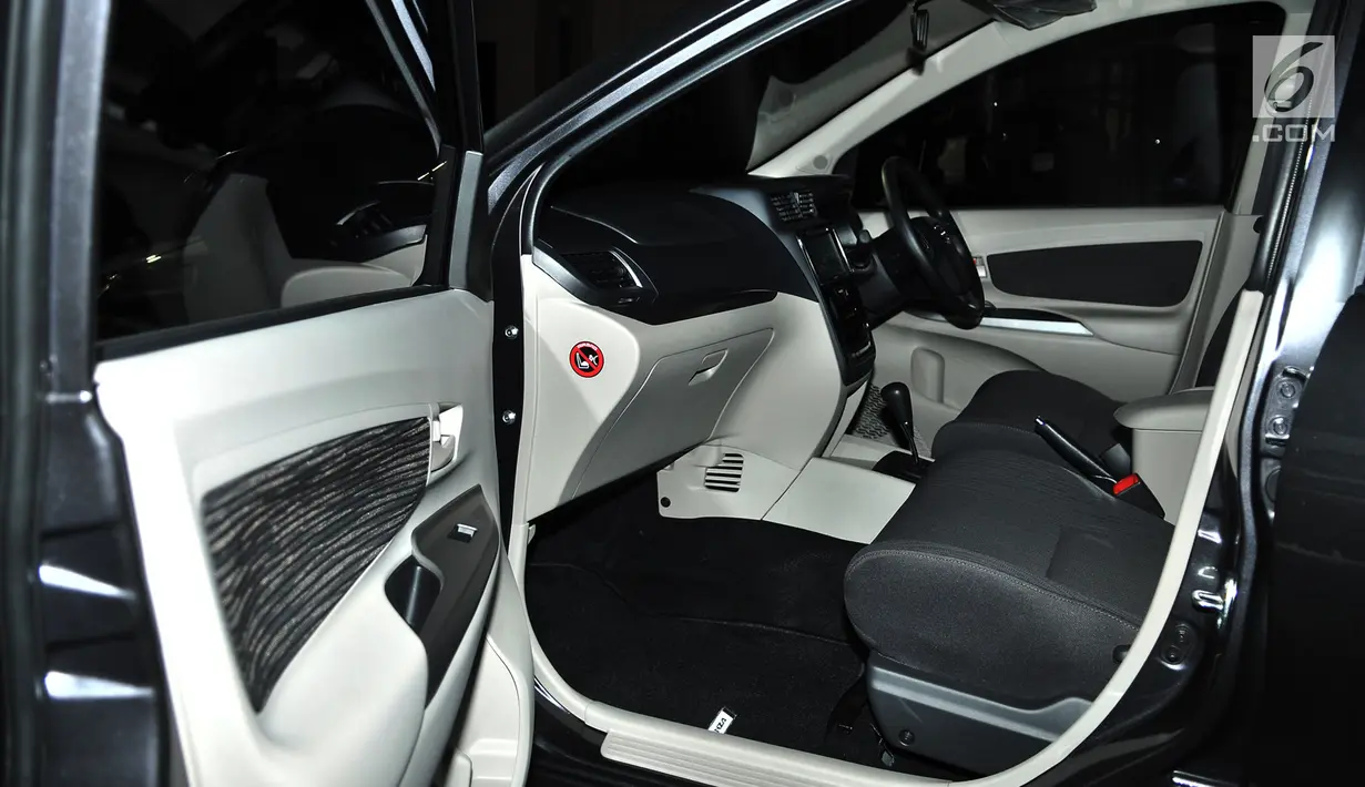 Desain interior New Toyota Avanza saat diluncurkan di Jakarta, Selasa (15/1). Misalnya empat lampu headlamp yang dibelah (bertingkat). Lampu utama menggunakan lampu LED. Fender lebar demi kesan stabil. (Merdeka.com/Iqbal S. Nugroho)