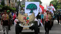 Sejumlah peserta menaiki mobil dengan hiasan burung Garuda di Jl Malioboro, Yogyakarta, (01/6/2016). Pawai di selenggarakan untuk memperingati hari lahir Pancasila.(Boy Harjanto)