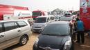 Petugas melakukan pengisian BBM untuk kendaraan pemudik di Rest Area KM 344 Tol Fungsional Pemalang-Batang, Jawa Tengah, Senin (11/6). Kios BBM menyedikan jenis Pertamax dan Dexlite kemasan satu dan 10 liter. (Liputan6.com/Arya Manggala)