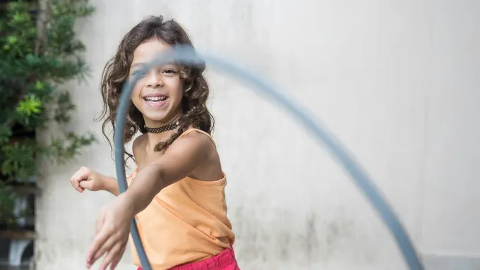 Mengajak anak pertama membantu merawat adik bayi bisa menjadi cara yang efektif untuk mengajarkan tanggung jawab.