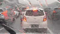 Cegah Tabrakan Beruntun, Ini Patokan Jarak Aman Mobil Saat Hujan