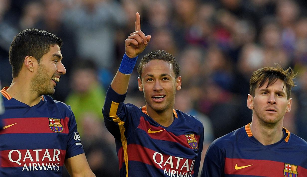 Trio MSN Barcelona, Luis Suarez, Neymar, dan Lionel Messi. Salah satu dari Neymar dan Messi berpotensi dilepas Barcelona.  (AFP/Lluis Gene)