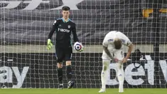 Kiper Leeds United, Illan Meslier (kiri) tampak kecewa usai membuat gol bunuh diri melawan Wolverhampton Wanderers dalam laga Lanjutan Liga Inggris 2020/21 pekan ke-25 di Molineux Stadium, Jumat (19/2/2021). Leeds kalah 0-1 dari Wolverhampton. (AP/Catherine Ivill/Pool)