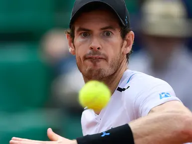 Petenis asal Inggris Andy Murray mengembalikan bola ke petenis Slowakia Martin Klizan saat pertandingan putaran kedua Prancis Terbuka di Roland Garros stadium, Paris, (1/6). Murray menang atas Klizan 6-7, 6-2, 6-2, 7-6. (AFP Photo/Lionel Bonaventure)