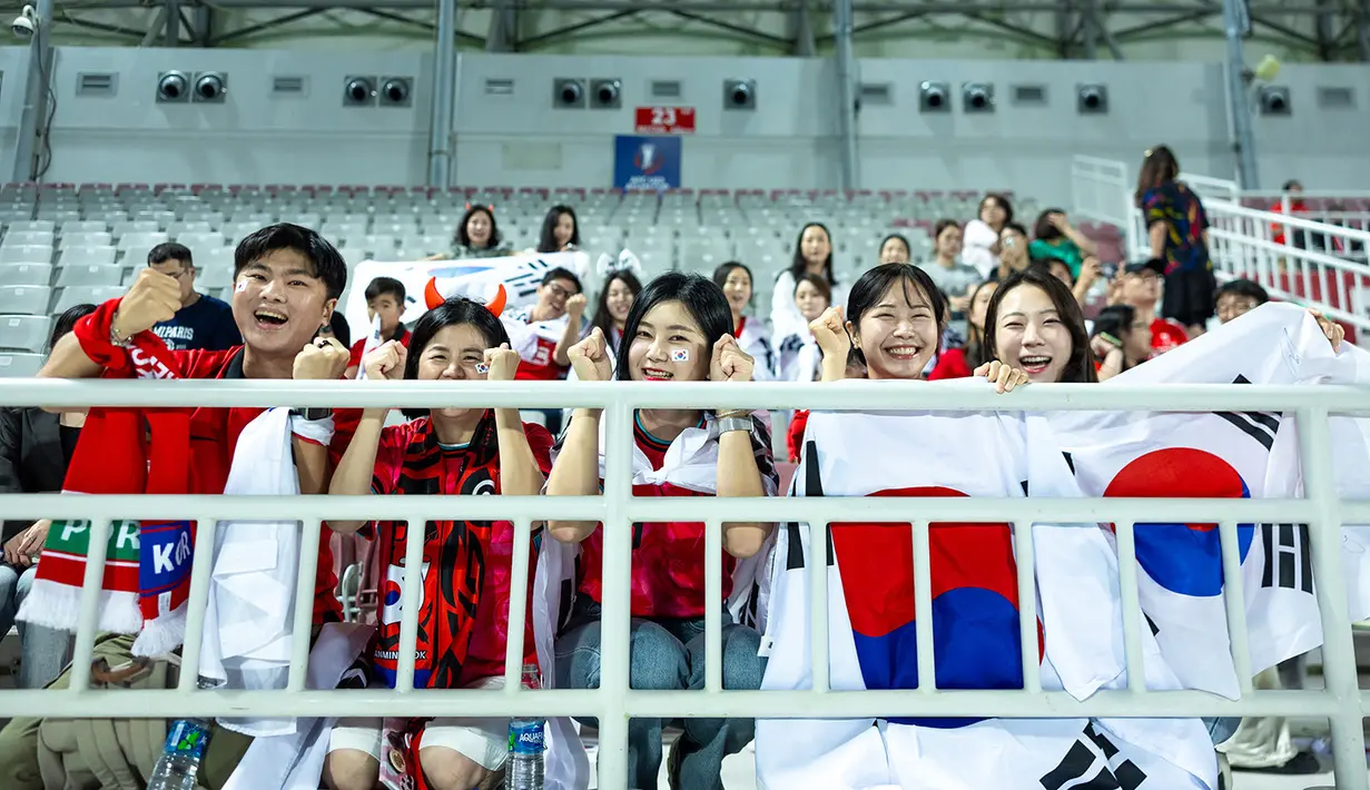 Pendukung Korea Selatan memberikan dukungan kepada Timnas Korea Selatan U-23 saat laga perempat final Piala Asia U-23 2024 melawan Timnas Indonesia U-23 di Abdullah bin Nasser bin Khalifa Stadium, Qatar, Jumat (26/04/2024) WIB. (Dok. AFC)