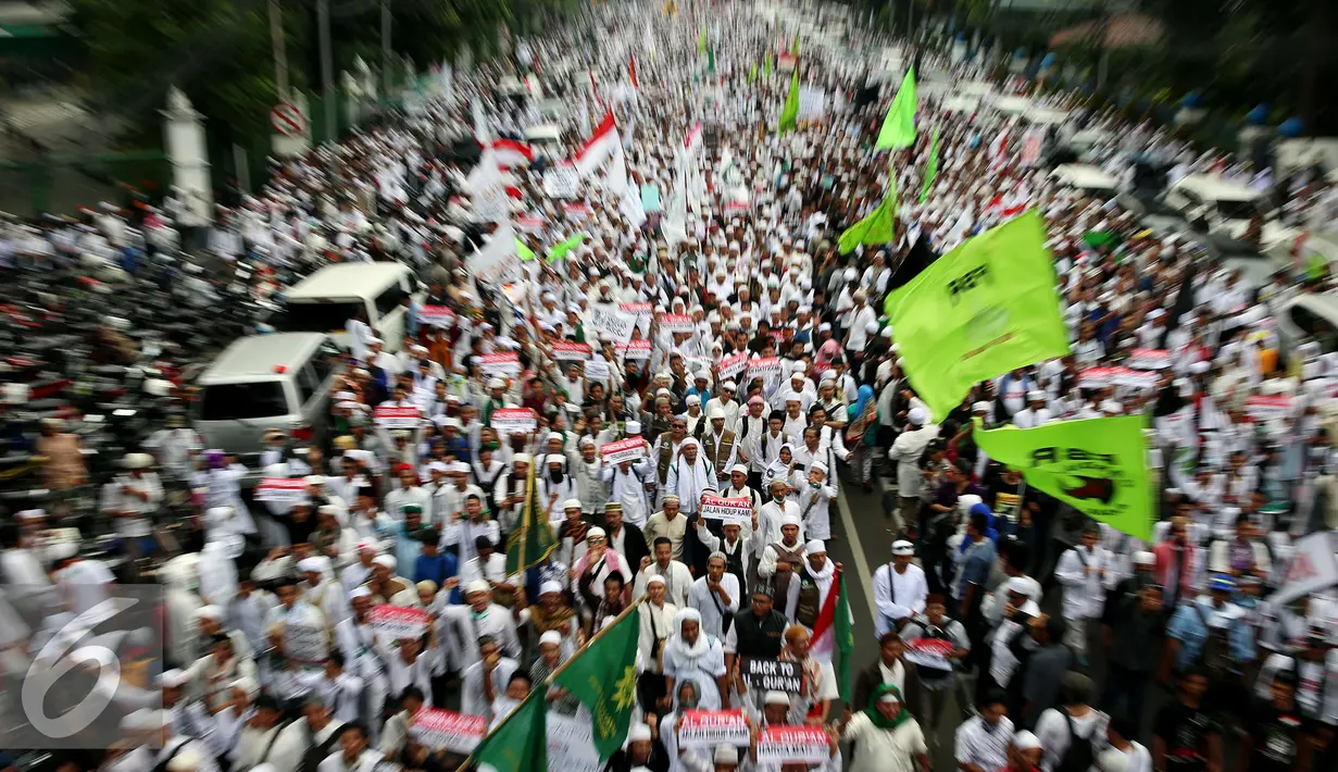 Ribuan massa yang tergabung dalam Gerakan Nasional Pengawal Fatwa Majelism Ulama Indonesia (GNPF MUI) melakukan demonstrasi membawa atribut lengkap dan bendera memadati jalan Medan Merdeka Timur, Jakarta, Jumat (4/11). (Liputan6.com/Johan Tallo)