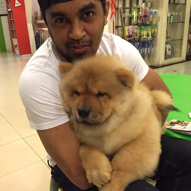 Potret kebersamaan Glenn Fredly dengan peliharaannya.