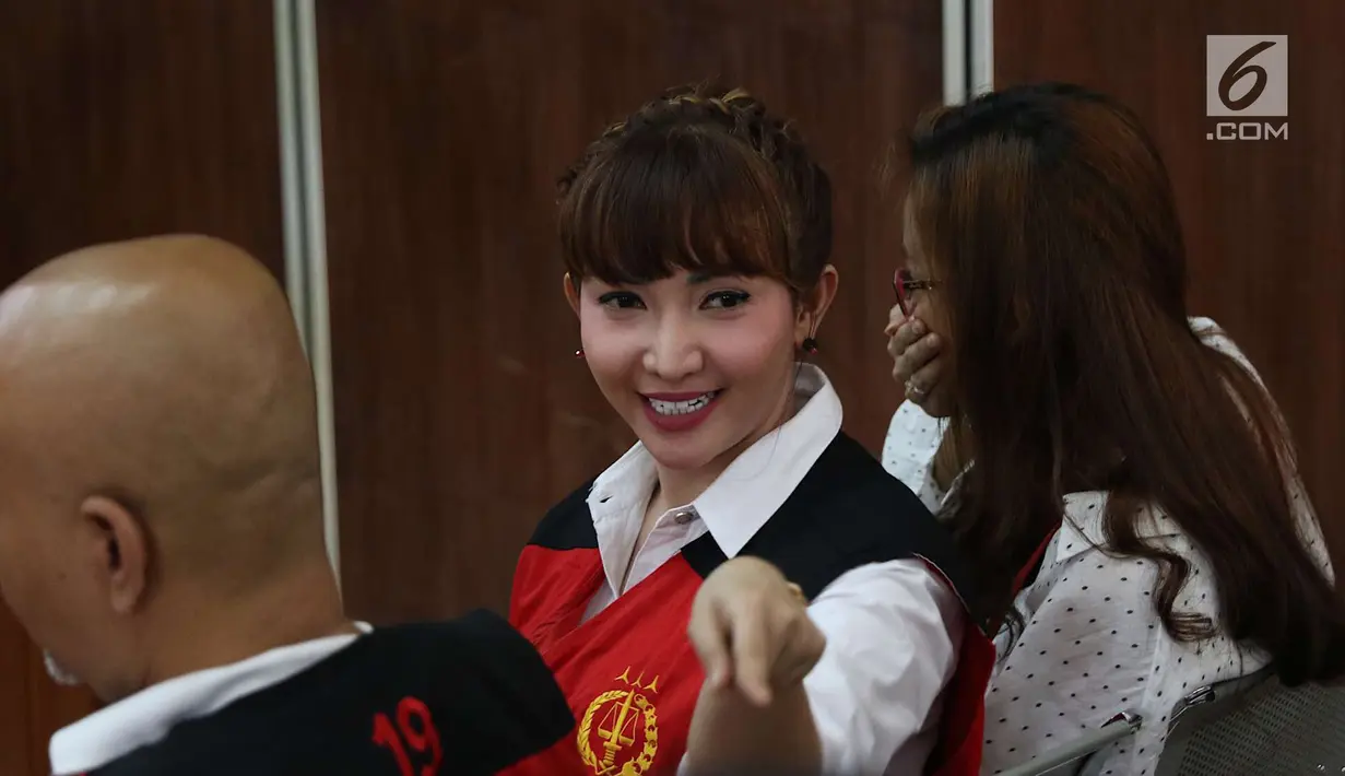 Roro Fitria menjalani sidang lanjutan kasus dugaan penyalahgunaan narkotika di Pengadilan Negeri Jakarta Selatan, Jakarta, Kamis (5/7). Roro Fitria tampil cantik dengan makeup lengkap, dari bedak, blush on hingga eyeliner. (Liputan6.com/Immanuel Antonius)