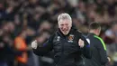 Pelatih West Ham United, David Moyes melakukan selebrasi setelah pemain West Ham Kurt Zouma mencetak gol ke gawang Liverpool pada pertandingan lanjutan Liga Inggris di stadion London (8/11/2021). West Ham menang tipis atas Liverpool 3-2. (AP Photo/Ian Walton)