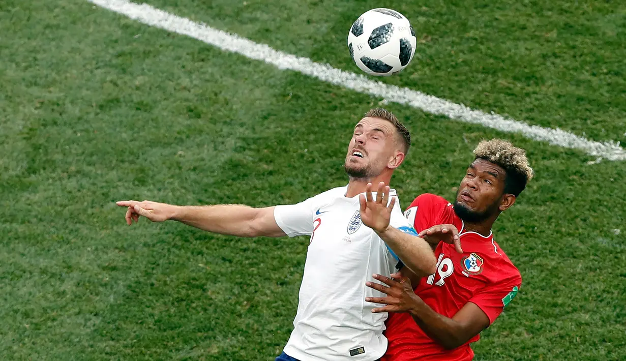 Pemain Inggris Jordan Henderson berebut bola dengan pemain Panama Alberto Quintero saat pertanding Piala Dunia 2018 di Nizhny Novgorod Stadium, Rusia (24/6). Pada pertandingan ini Inggris menang telak 6-1 atas Panama. (AP/Darko Bandic)