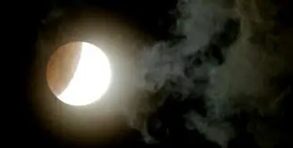 Fenomena gerhana bulan total yang berbarengan dengan gerhana bulan total memang menjadi daya tarik tersendiri bagi warga DKI Jakarta. (Deki Prayoga/Bintang.com)