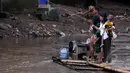 Masih banyak warga bantaran kali Ciliwung Jakarta yang memanfaatkan air kali untuk kehidupan sehari - hari. Tampak aktivitas warga saat menyebrangi kali Ciliwung, Jakarta, Jumat (20/2/2015). (Liputan6.com/JohanTallo)