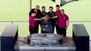 (ki-ka) Lionel Messi, Andres Iniesta, Direktur Jordi Moix, Luis Enrique, Josep Maria Bartomeu, Sergio Busquets, dan Mascherano secara bersama menekan bola saat presentasi maket proyek pemugaran Stadion Camp Nou (21/4). (REUTERS/Albert Gea)