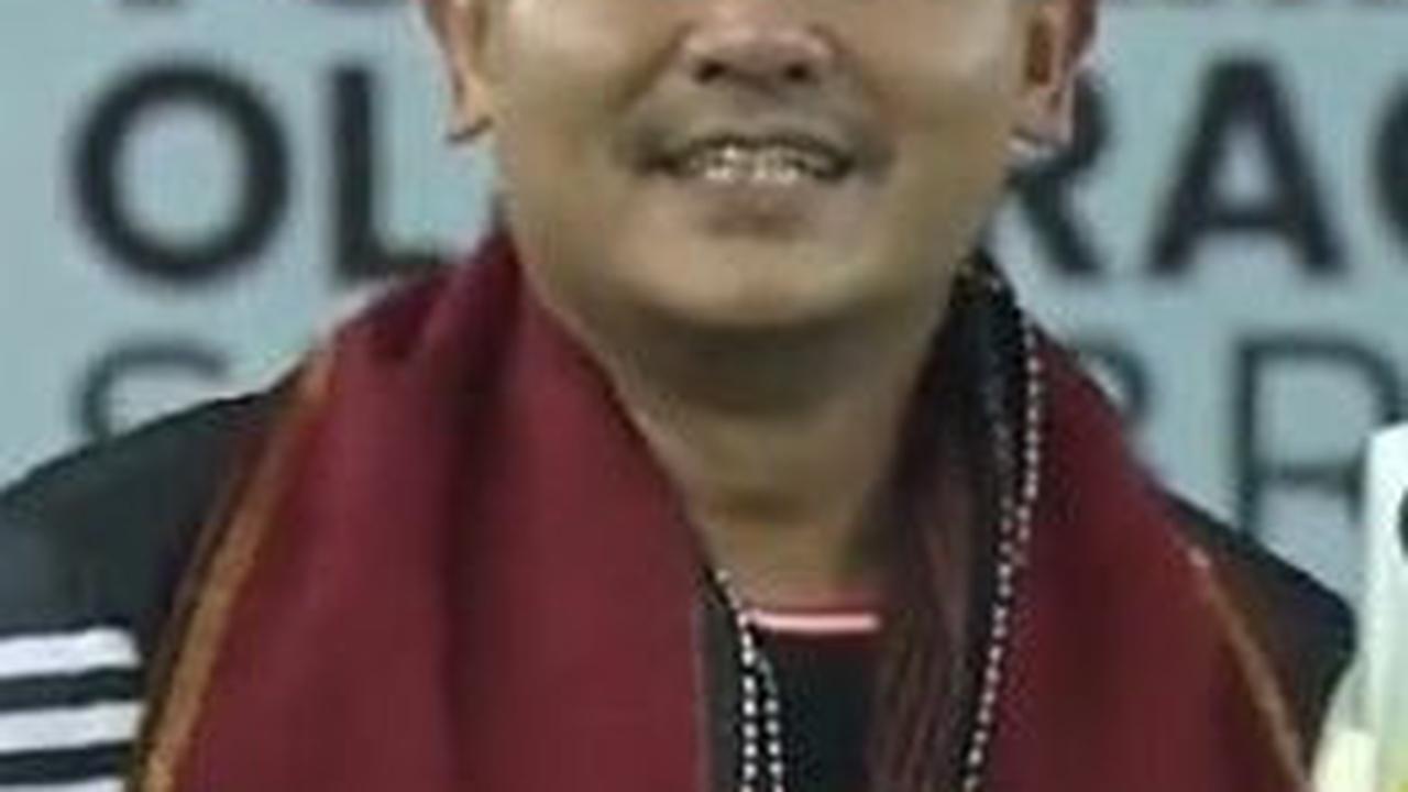 Pada bulu tangkis tunggal putra, Raffi Ahmad harus bertekuk lutut kepada Valentino Jebret.