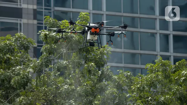 FOTO: Drone Semprotkan Cairan Disinfektan di Jalanan Jakarta