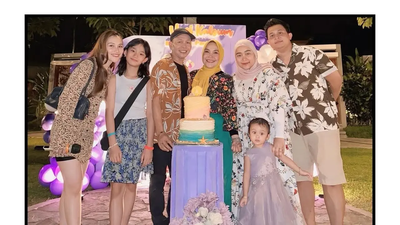 Ulang tahun Umi Kalsum yang ke-53 (Foto: Instagram @ayutingting92)