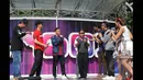 Juara ketiga Music Video Contest, Eros Tjokro (tengah) saat memperkenalkan diri di atas panggung inBox SCTV di Gelora Bung Karno, Jakarta, Rabu (28/1/2015). (Liputan6.com/Herman Zakharia)