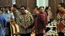 Wakil Presiden Jusuf Kalla bersama Wakil Ketua MPR Oesman Sapta berjabat tangan saat acara Peringatan Hari Konstitusi di Gedung Nusantara IV, Senayan, Jakarta, Kamis (18/8). (Liputan6.com/Johan Tallo)