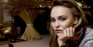 Lily-Rose Depp tampil dengan gaya elegan mengenakan jam tangan terbaru Chanel, Premiere. [Chanel]