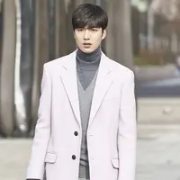 Lee Min Ho di Legend of the Blue Sea. (via SBS)