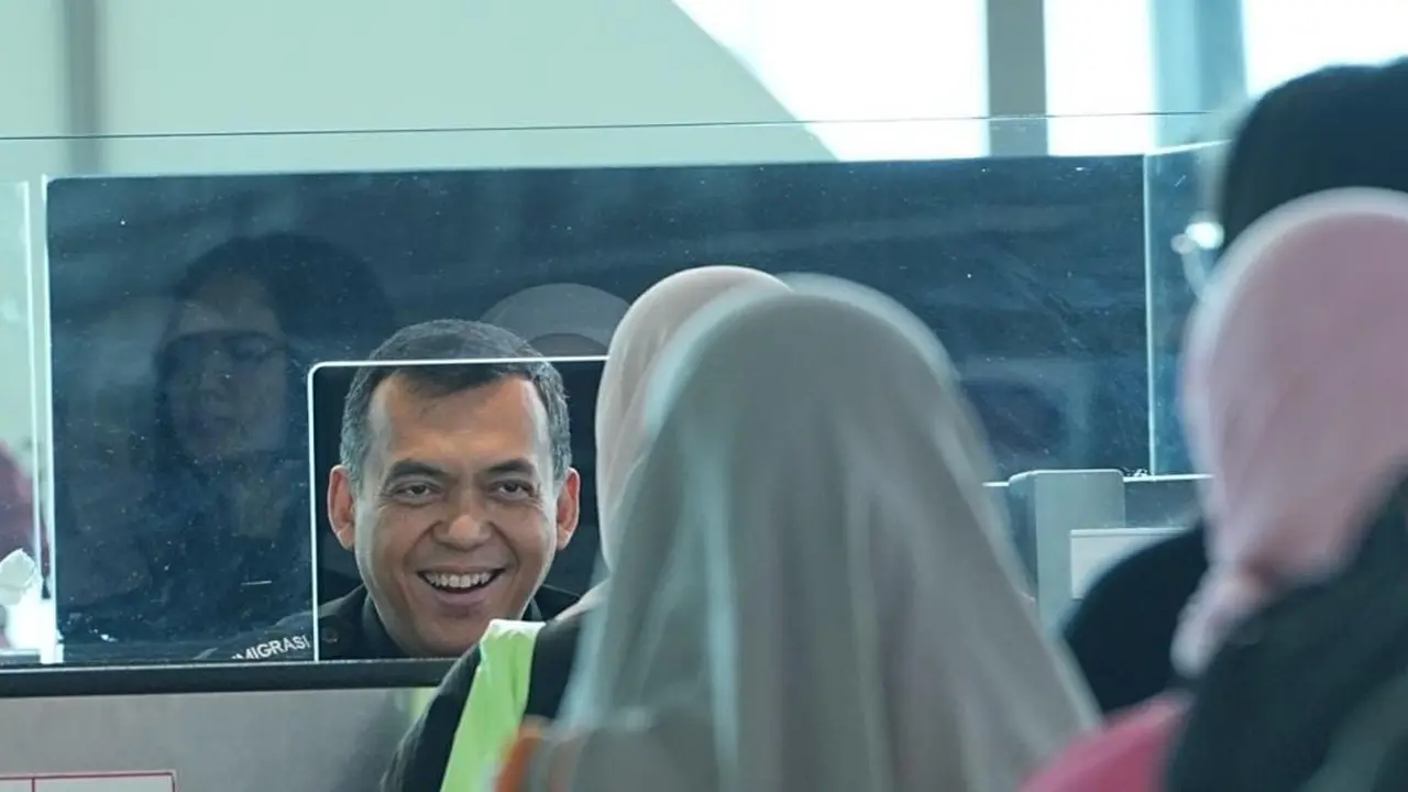 Dirjen Imigrasi, Silmy Karim, menjadi penjaga konter (Tim Humas Imigrasi)