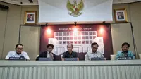 Jajaran Komisioner Komisi Pemilihan Umum (KPU) (dari kiri); Mochammad Afifuddin, August Mellaz, Hasyim Asy’ari (ketua), Yulianto Sudrajat, dan Idham Holik berbincang sebelum menyampaikan keterangan pers tentang logistik Pemilu 2024 di Gedung KPU, Jakarta, Rabu (20//2023). Dalam keterangannya, KPU memastikan pengadaaan logistik pemilu sesuai jadwal yang telah ditetapkan serta memastikan tidak ada keterlambatan dalam distribusi logistik di Pemilu 2024. (Liputan6.com/Angga Yuniar)