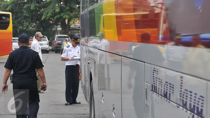 20150710-Cegah Laka Lantas, Dirjen Perhubungan Darat Sidak Angkutan Mudik di Terminal Pulogadung-Jakarta 5