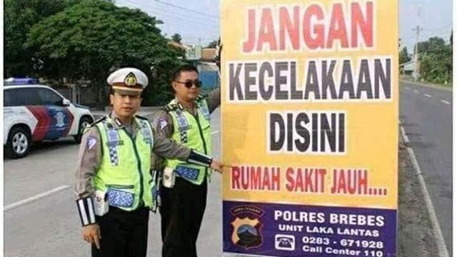 Untuk menekan angka kecelakaan, pihak Kepolisian telah menyiapkan sejumlah himbauan agar tidak melanggar peraturan dan selalu berhati-hati saat perjalanan dengan kata-kata unik.