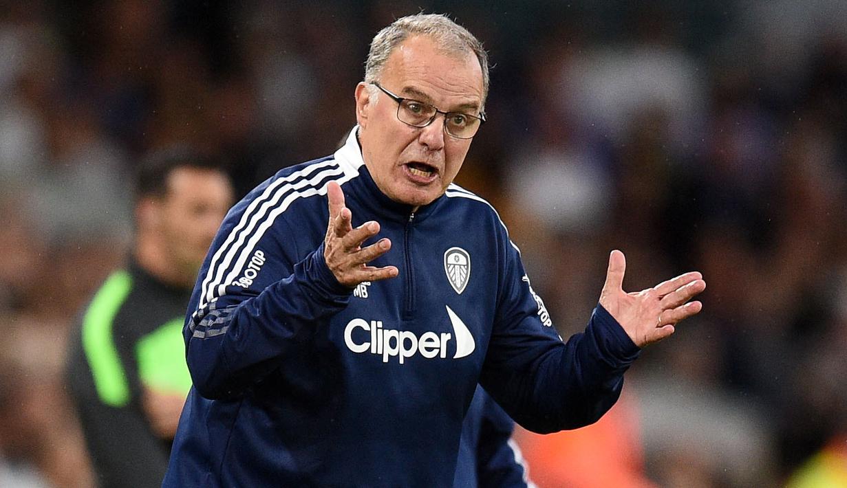 Marcelo Bielsa merupakan pelatih yang berjasa membawa Leeds United promosi ke Liga Inggris. Pelatih asal Argentina tersebut memiliki tugas berat musim ini untuk tetap mempertahankan Leeds di kasta utama. Bielsa terikat kontrak di Elland Road dengan bayaran 8 juta pounds per tahun. (AFP/Oli Scarff)
