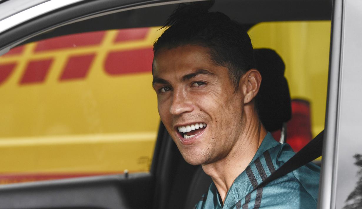 Striker Juventus, Cristiano Ronaldo, saat tiba di Pusat Latihan Juventus, Turin, Selasa (19/5/2020). Sejumlah pemain Juventus telah tiba di Turin untuk memulai latihan jelang bergulirnya kembali Serie A. (AP/Fabio Ferrari)