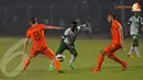 Penyerang Timnas Indonesia (Boaz Salossa) dikawal ketat oleh dua pemain belakang Belanda dalam laga ang dihelat di Stadion GBK pada 7 Juni 2013 (Liputan6.com/Helmi Fithriansyah)