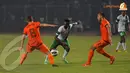 Penyerang Timnas Indonesia (Boaz Salossa) dikawal ketat oleh dua pemain belakang Belanda dalam laga ang dihelat di Stadion GBK pada 7 Juni 2013 (Liputan6.com/Helmi Fithriansyah)
