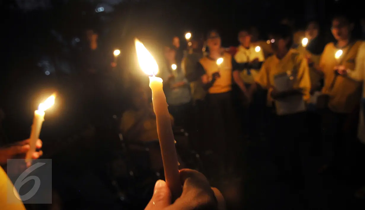 Sejumlah karyawan Artha Graha berkumpul di kawasan SCBD Jakarta untuk memperingati Earth Hour 2016 dengan menyalakan lilin saat lampu-lampu di kawasan itu mulai dipadamkan selama satu jam pada Sabtu malam (19/3/2016). (Foto: Istimewa)