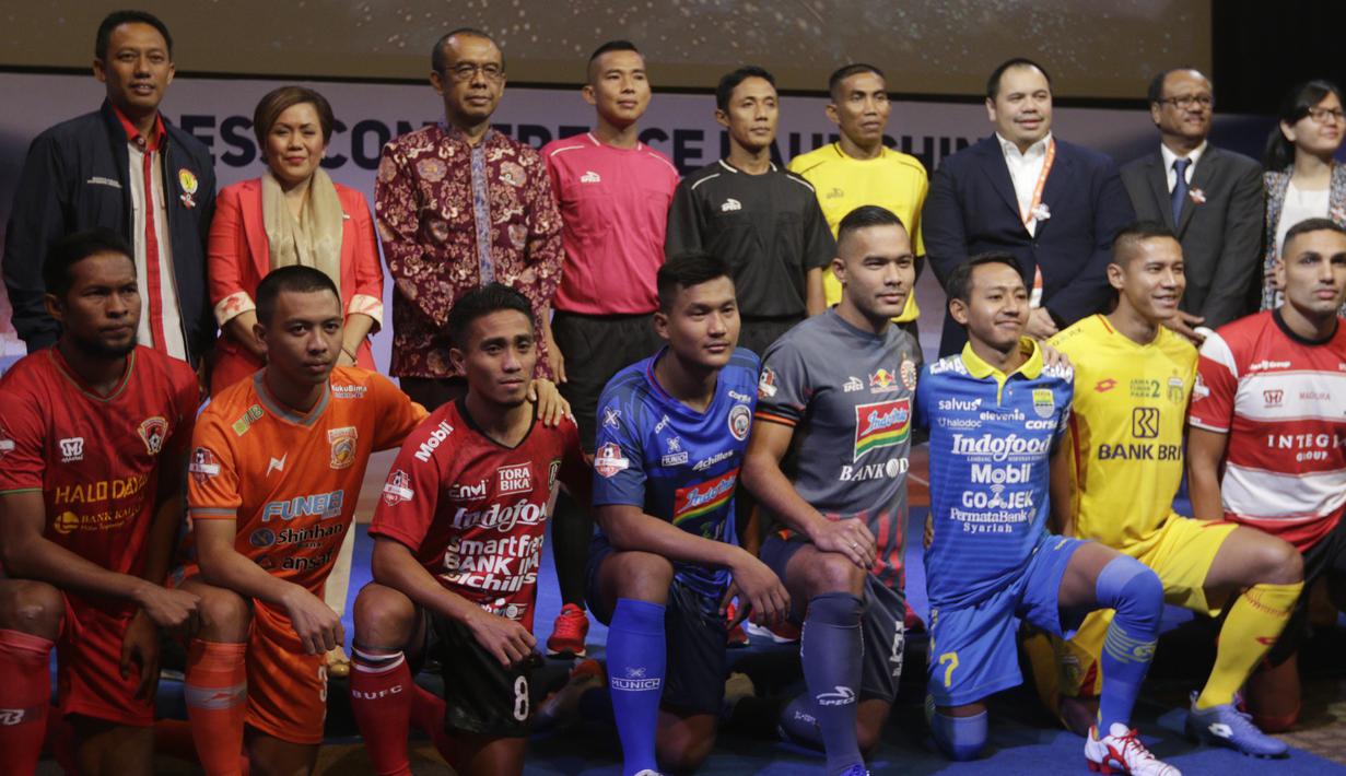 Para pemain perwakilan klub foto bersama saat Peluncuran Shopee Liga 1 di SCTV Tower, Jakarta, Senin (13/5). Sebanyak 18 klub akan bertanding pada Liga 1 mulai tanggal 15 Mei. (Bola.com/Vitalis Yogi Trisna)