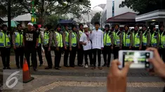 Massa Aksi 4 November 2016 melakukan foto bersama Polwan Cantik di depan Balai Kota, Jakarta, Jumat (4/11). Polwan cantik yang berjaga saat demo ini laris dan memukau para pendemo untuk berfoto bersama. (Liputan6.com/Johan Tallo)