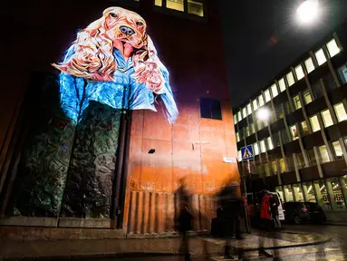 Gambar karakter anjing menghiasi tembok sebuah bangunan di Sodermalm, Stockholm, Swedia (25/11). Hal tersebut merupakan bagian dari pameran seniman Prancis, Julien Nonnon yang berjudul Safari Urbain Sthlm. (AFP/Jonathan Nackstrand)