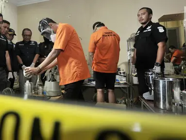 Tersangka menunjukkan proses produksi liquid vape narkoba di kawasan Kelapa Gading, Jakarta, Kamis (8/11). Polisi kembali meringkus lima tersangka kasus pembuatan liquid vape narkoba. (Merdeka.com/Iqbal Nugroho)
