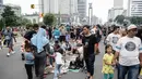 Pedagang Kaki Lima (PKL) berjualan selama kegiatan Car Free Day (CFD) di sepanjang Jalan Sudirman, Jakarta, Minggu (9/12). Kurangnya pengawasan menyebabkan banyak PKL yang berjualan tidak pada tempatnya dan memenuhi area CFD. (Liputan6.com/Faizal Fanani)