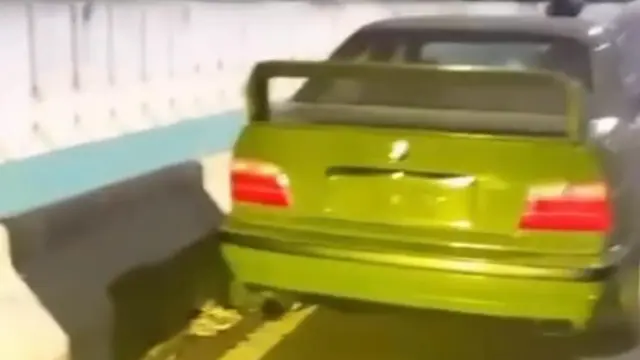 BMW Hijau Tanpa Pelat Nomor Bikin Heboh di JLNT Antasari