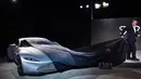 Sam Mendes membuka kain penutup saat memperkenalkan Aston Martin DB10 sebagai mobil James Bond dalam film Spectre di Pinewood Studios, Iver Heath, London (4/12/2014) (Reuters/Ben Stansall)