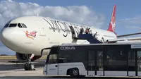 Sebuah pesawat Virgin Atlantic terlihat di landasan di Bandara Internasional Barbados Grantley Adams di Christ Church pada 28 Januari 2022. (Daniel SLIM/AFP)