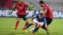 Striker Italia, Ciro Immobile, terjatuh saat berusaha melewati bek Albania, M‘rgim Mavraj, pada laga kualifikasi Piala Dunia 2018 di Stadion Loro Borici, Senin (9/20/2017). Italia menang 1-0 atas Albania. (AFP/Dimitar Dilkoff)