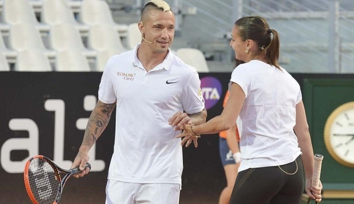Radja Nainggolan berpasangan dengan petenis Italia, Flavia Pennetta. (www.asroma.it)