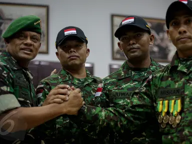 Kasad Jenderal TNI Gatot Nurmantyo berpose bersama  kontingen Petembak TNI AD, Jakarta, Jumat (29/5/2015).  Kontingen petembak TNI AD meraih 30 medali emas di Australia Army Skill at Arms Meeting (AASAM) 2015. (Liputan6.com/Faizal Fanani)