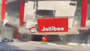 Sebuah restoran cepat saji yang menjual ayam goreng, Jollibee dilaporkan ambruk setelah gempa bumi berkekuatan magnitudo 7,8 mengguncang wilayah selatan Filipina (Dok. X)