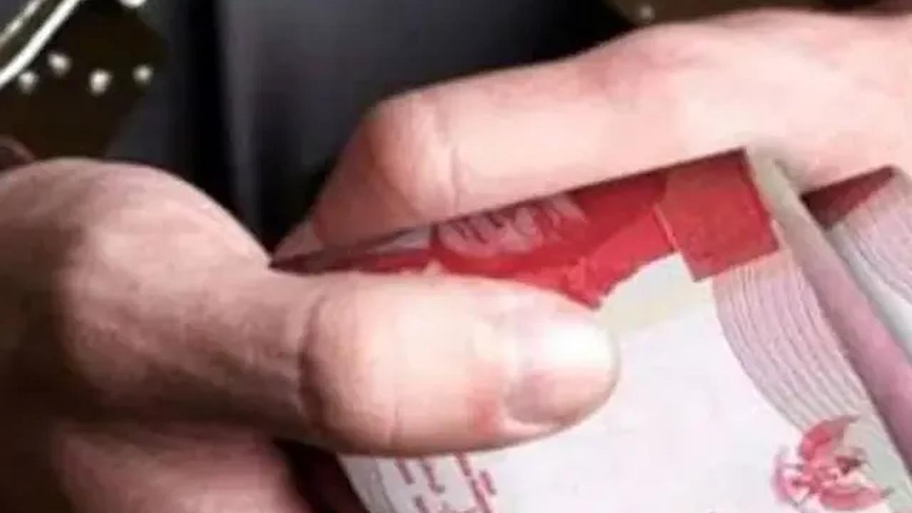Mantan Kepala Dinas Pendidikan Jawa Timur dan seorang Kepala Sekolah SMK swasta di wilayah setempat nekat melakukan korupsi dana pembangunan sekolah. Tak main-main, uang yang ditilap keduanya mencapai Rp8,2 miliar.